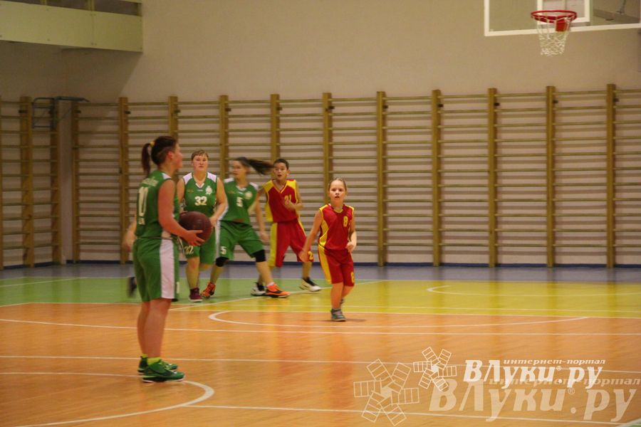 Интересный баскетбольный матч прошел в Великих Луках (фото)