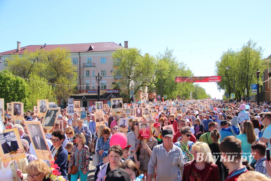 По центральному проспекту Великих Лук прошёл  «Бессмертный полк» (0+) (ФОТО)