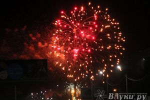 ​Праздничным концертом и салютом завершились празднования Дня Победы в Великих Луках (фото)