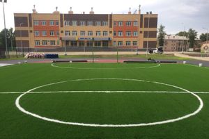 У новой школы в Великих Луках уложили футбольное поле и беговые дорожки