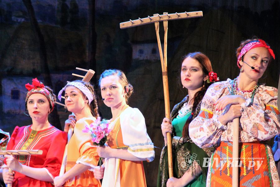 Кони стоят пьяные, хлопцы запряженные — в ГДК Ленина сыграли «Свадьбу в Малиновке» (ФОТО)