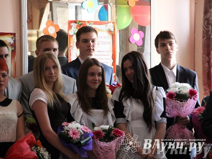 В Великих Луках прозвенели «Последние звонки»