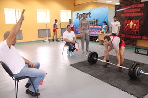 В Великих Луках прошел открытый городской турнир по пауэрлифтингу (фото)