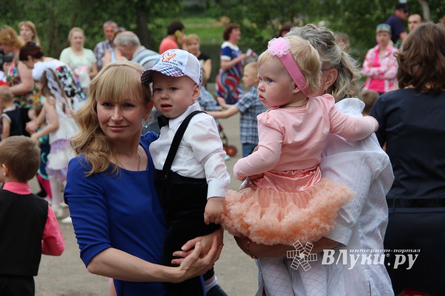 В Великих Луках чествовали близнецов (ФОТО)