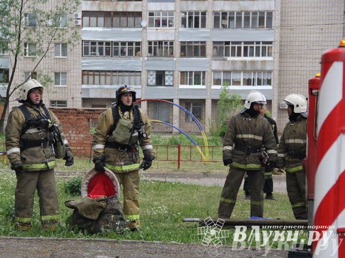 В Великих Луках прошли областные соревнования среди пожарных по спасению пострадавших