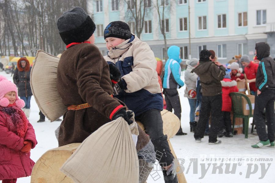 В Великих Луках встретили Масленицу