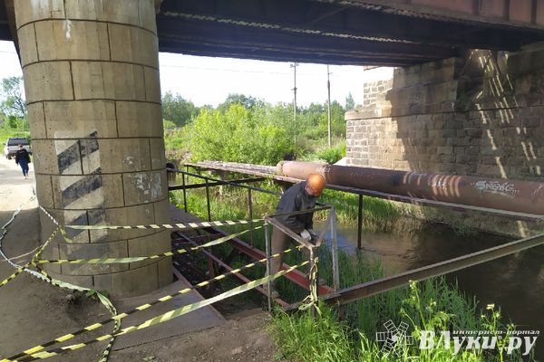 Мостик возле Лазавицкого переезда ремонтируют (ФОТО)