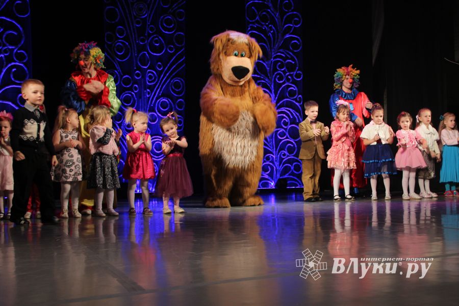 Юные артисты ГДК им. Ленина поздрвили пап с праздником (ФОТО)