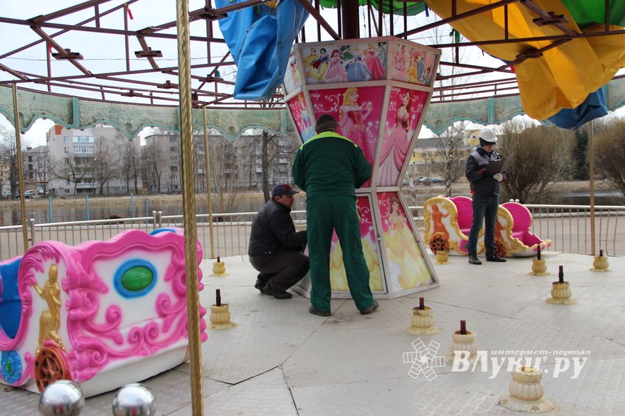 Аттракционы великолукского парка проверили на безопасность (ФОТО)