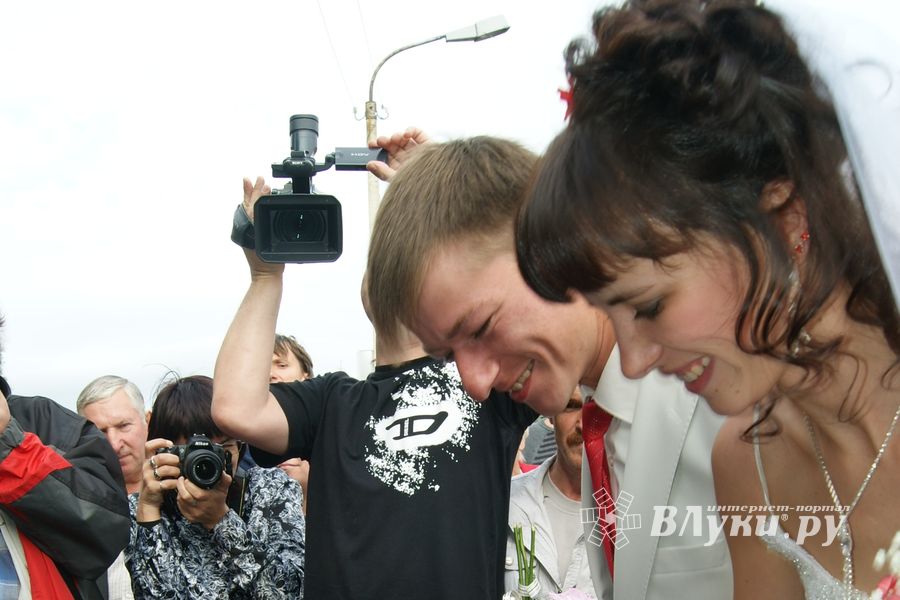 Торжественное открытие парковой скульптуры «Кресло влюбленных»