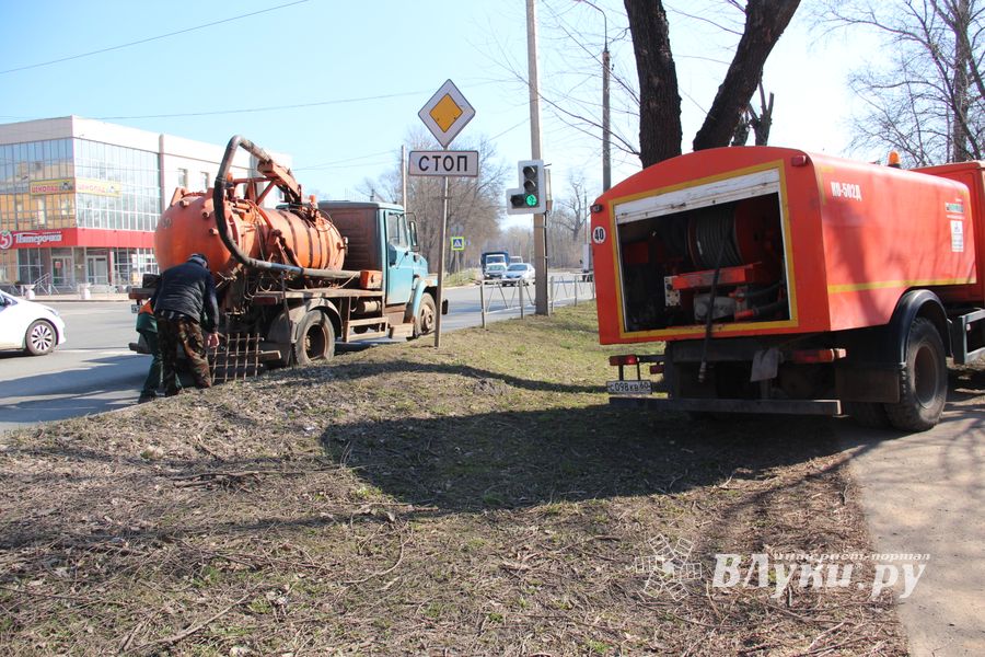 В Великих Луках прочищают «ливнёвку» (ФОТО)