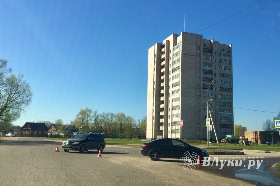 Фотофакт: ДТП на Дружбе в Великих Луках