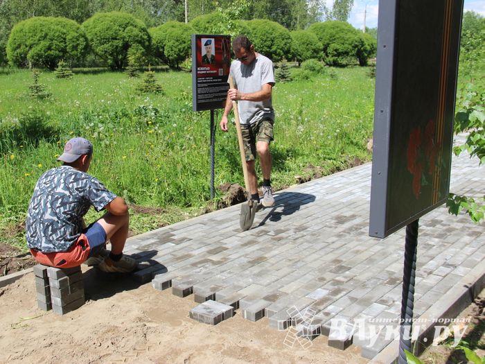 Идёт благоустройство Аллеи памяти 6-й роты в Великих Луках (ФОТО)