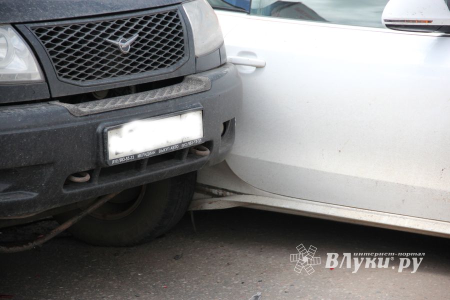 В Великих Луках произошло тройное ДТП (ФОТО)