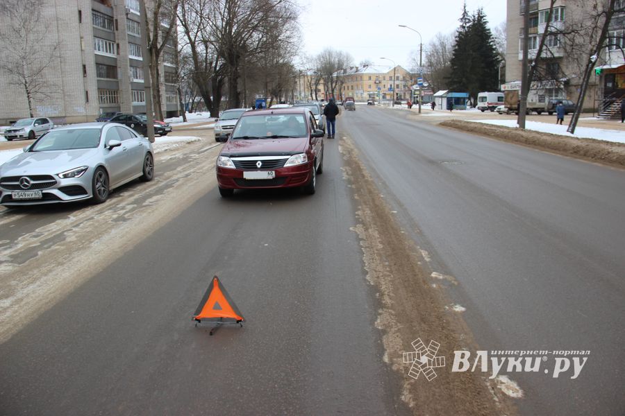 Два Renault столкнулись в Великих Луках (ФОТО)