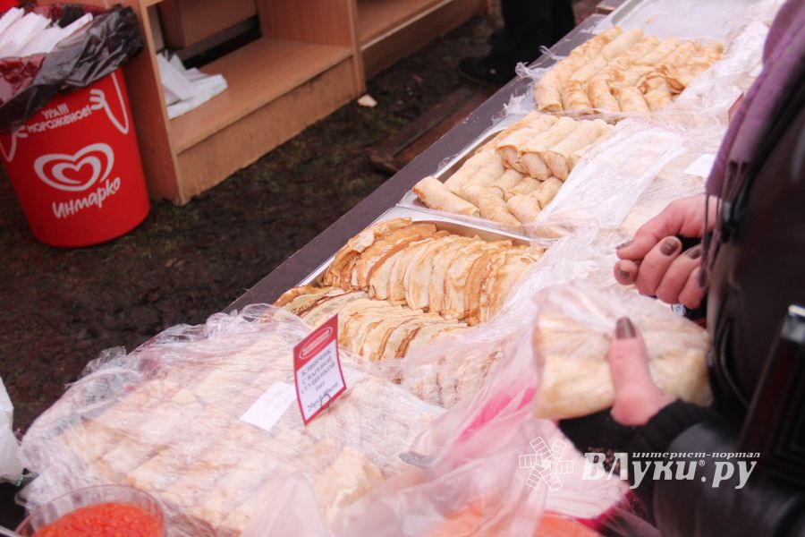 В Великих Луках сожгли Масленицу (фото)