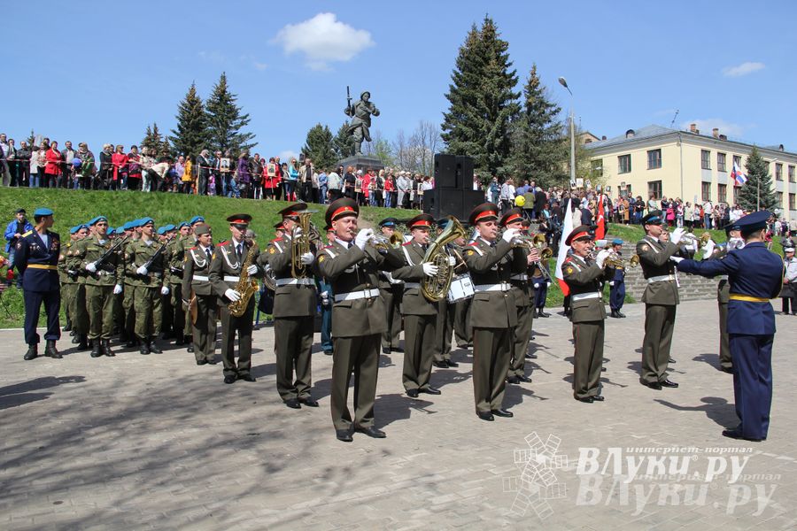 Парад Победы в Великих Луках (фото)
