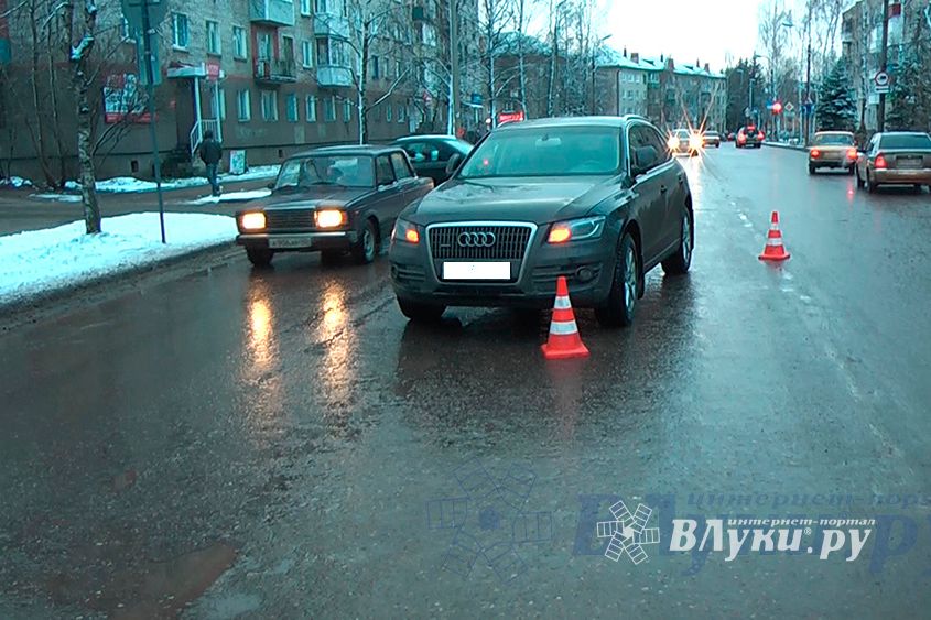 В Великих Луках Ауди сбил пешехода (фото)