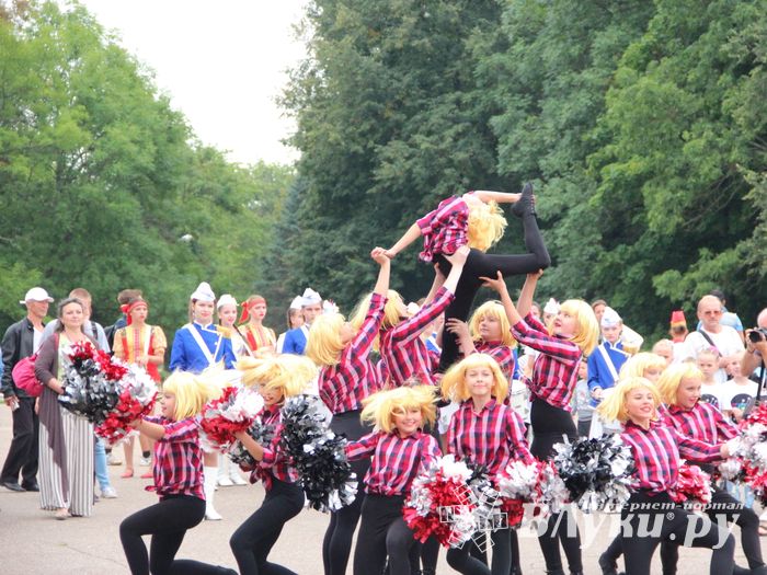 В Великих Луках проходит Международный фестиваль-конкурс среди мажореток и барабанщиц (ФОТО)