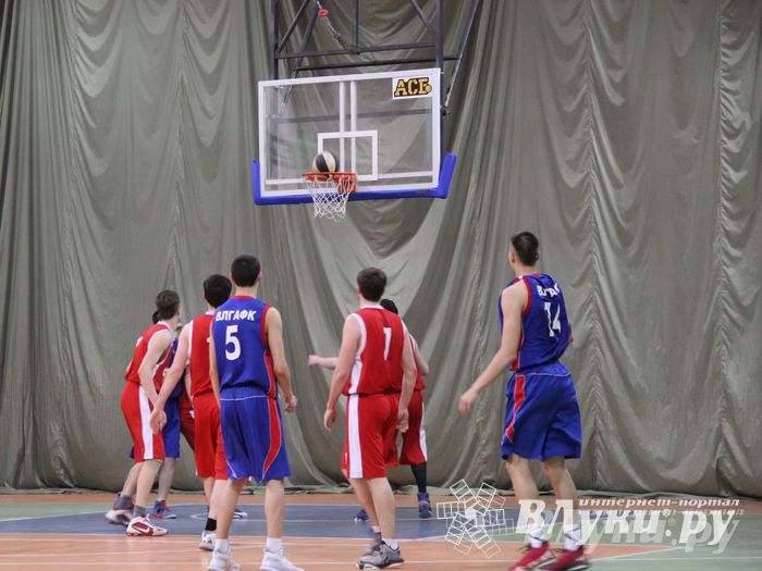 В Великих Луках проходит Открытый Чемпионат г. Великие Луки по баскетболу (фото)