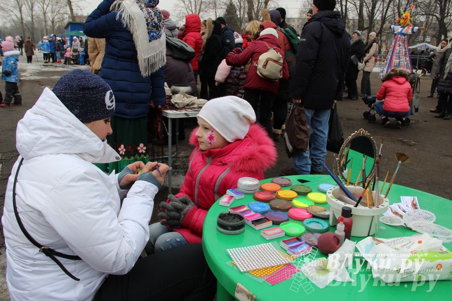 В Великих Луках состоялись проводы Широкой Масленицы — 2015 (фото)