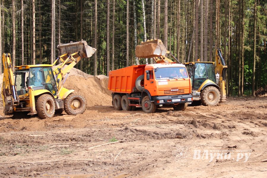 Строительство велоцентра в Великих Луках: склад, спортплощадки, велодорожки и земляника (ФОТО)