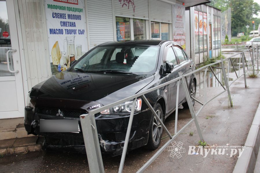 В Великих Луках автомобиль протаранил ограждение и «припарковался» на остановке (ФОТО)