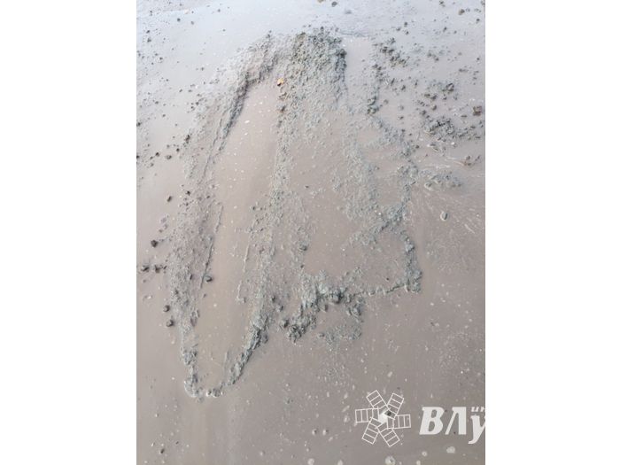 И в дождь, и в стужу бетон — на лужу (ФОТО)