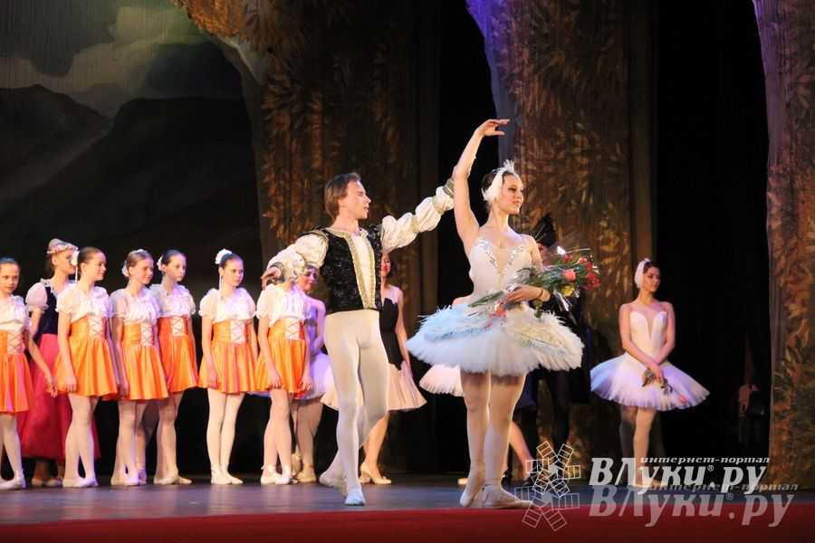 Московский театр «Корона Русского Балета» представил великолучанам балет «Лебединое озеро»