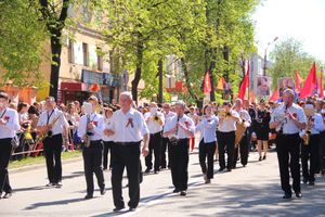По центральному проспекту Великих Лук прошёл  «Бессмертный полк» (0+) (ФОТО)