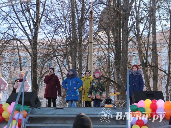 В Великих Луках широко отметили Масленицу (ФОТО)