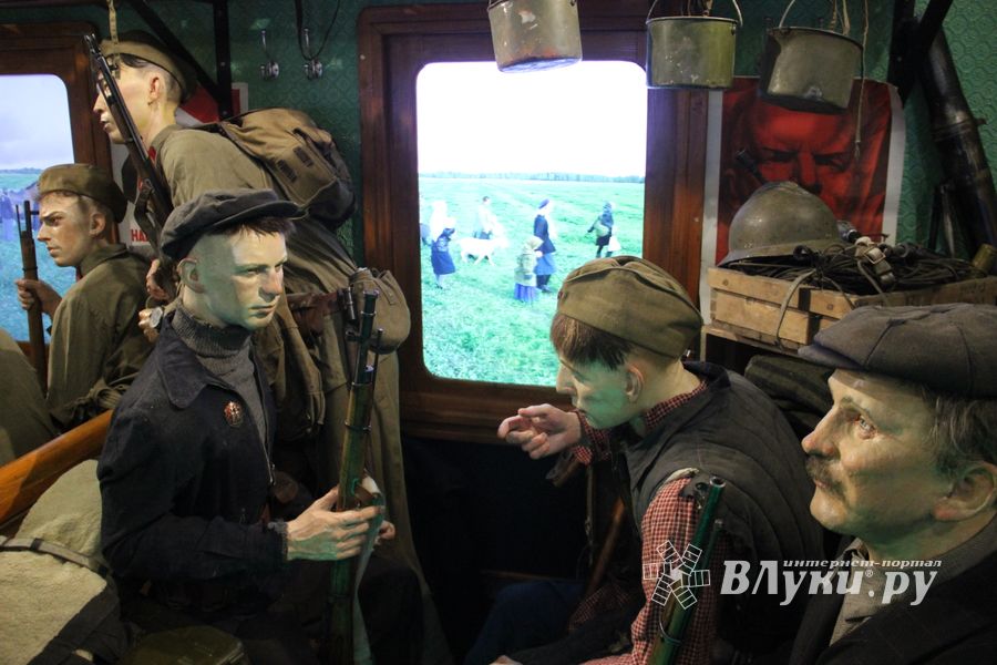 Великолучане знакомятся с «Поездом Победы» (ФОТО)