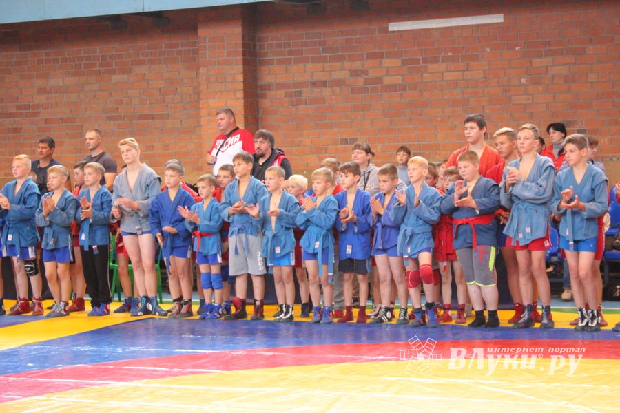 В Великих Луках проходит турнир по самбо (ФОТО)