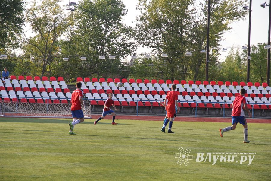 В минувшие выходные великолучане сыграли в футбол (фото)