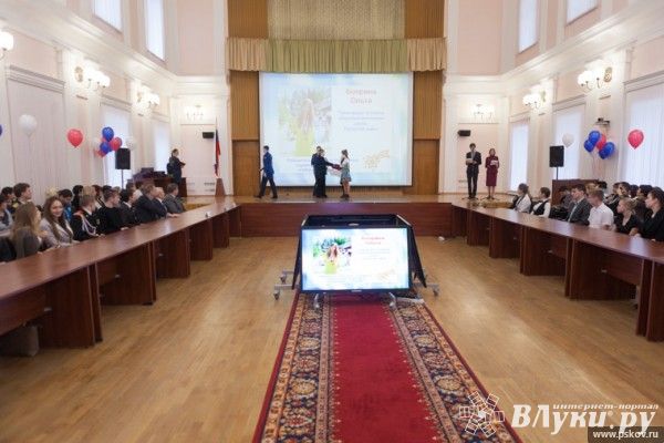 Более 100 педагогов и учащихся Псковской области получили областные и федеральные премии (фото)