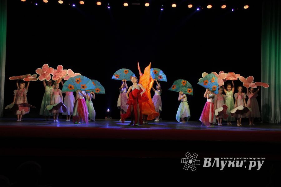 Великие Луки встретили День танца (ФОТО)