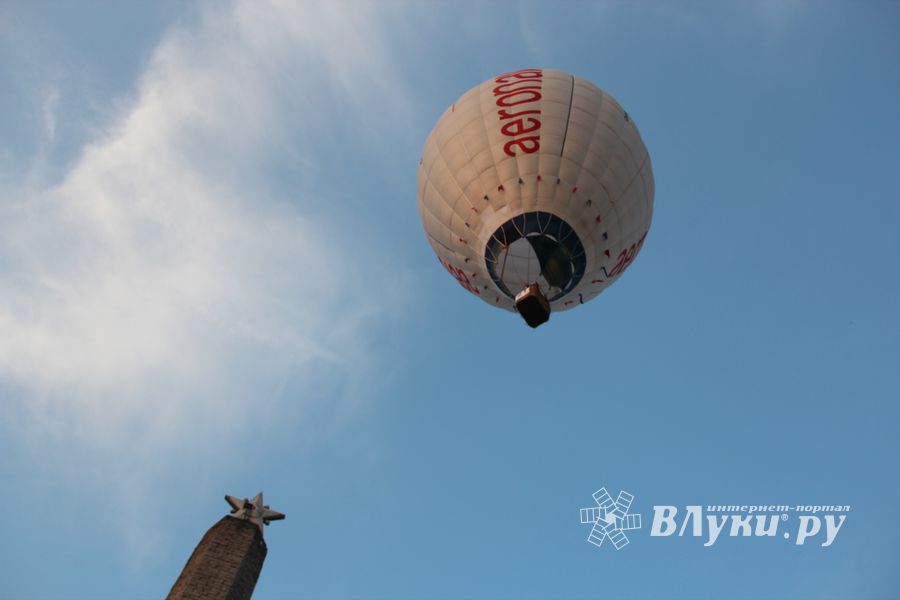 Аэростаты летают над городом (ФОТО)