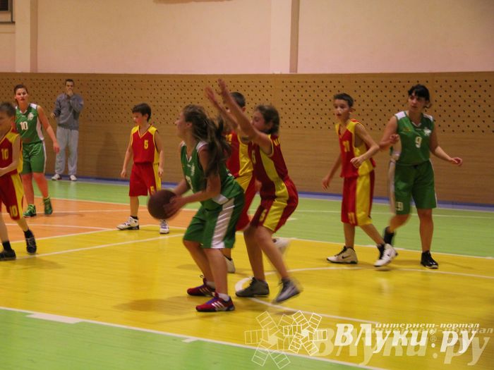 Интересный баскетбольный матч прошел в Великих Луках (фото)