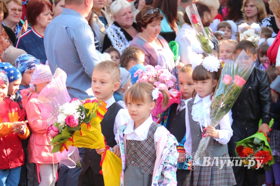 Самую многочисленную школу Великих Лук пополнили 116 первоклассников (ФОТО)