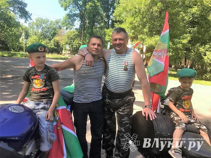 «Злёные береты» в Великих Луках отмечают 100-летие Пограничной службы (ФОТО)