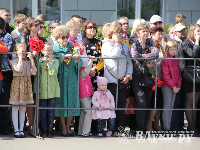 Парад Победы в Великих Луках (фото)