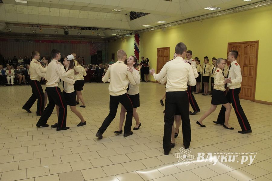 В Великих Луках состоялся кадетско-лицейский бал (ФОТО)