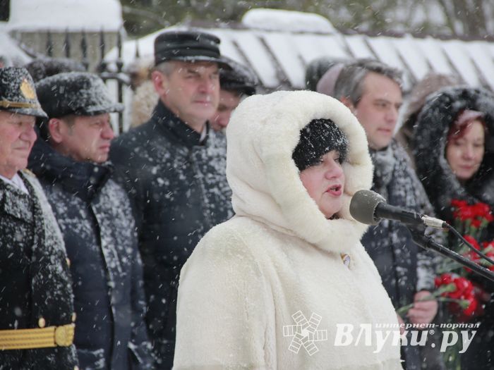 Великолучане возложили цветы на братском мемориальном захоронении (ФОТО)