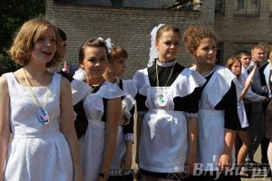 В Великих Луках прозвенели «Последние звонки»