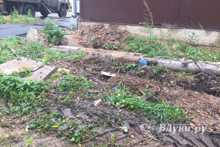 В скором времени ул. Сибирцева в Великих Луках останется без «лечебного гейзера» (ФОТО)