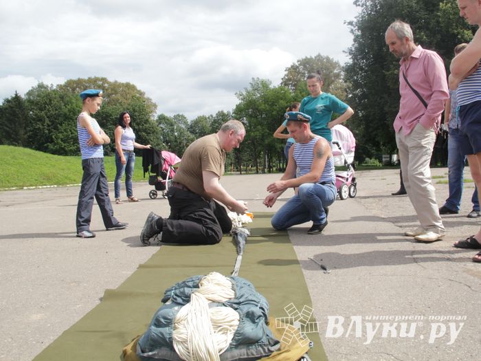 В Великих Луках отмечают День ВДВ (ФОТО)