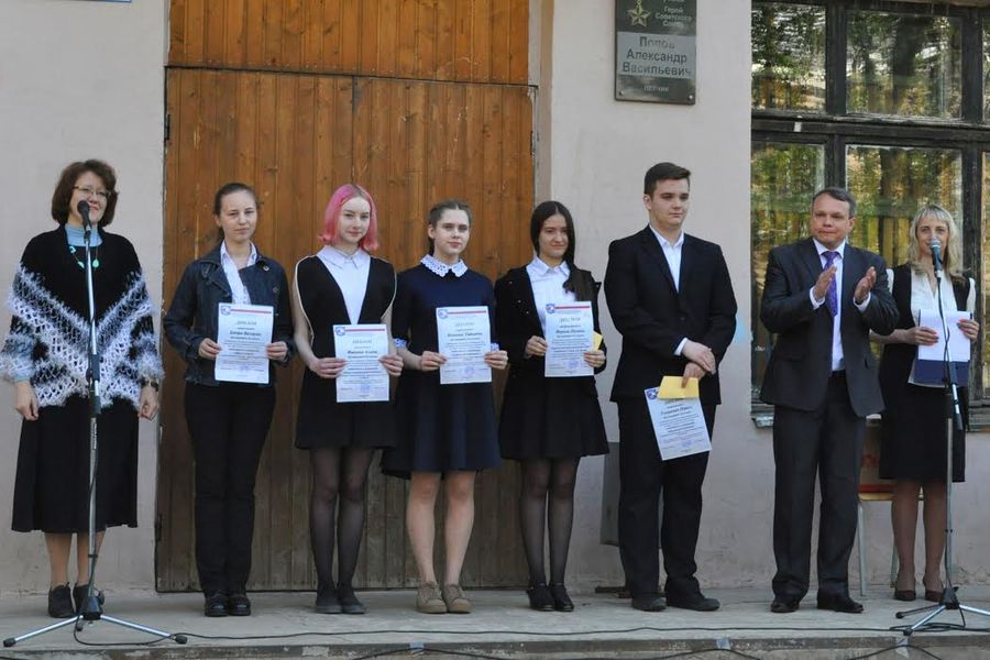 Премию имени Героя Советского Союза Александра Попова вручил депутат Сергей Федосеев лучшим ученикам школы № 6 (ФОТО)