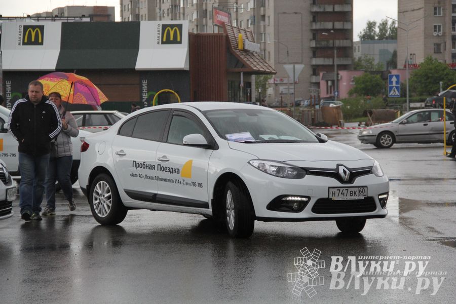 В Великих Луках прошла «Весенняя автоярмарка Великие Луки — 2015» (фото)
