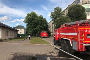 В Великих Луках пожарные тушат барак (ФОТО)