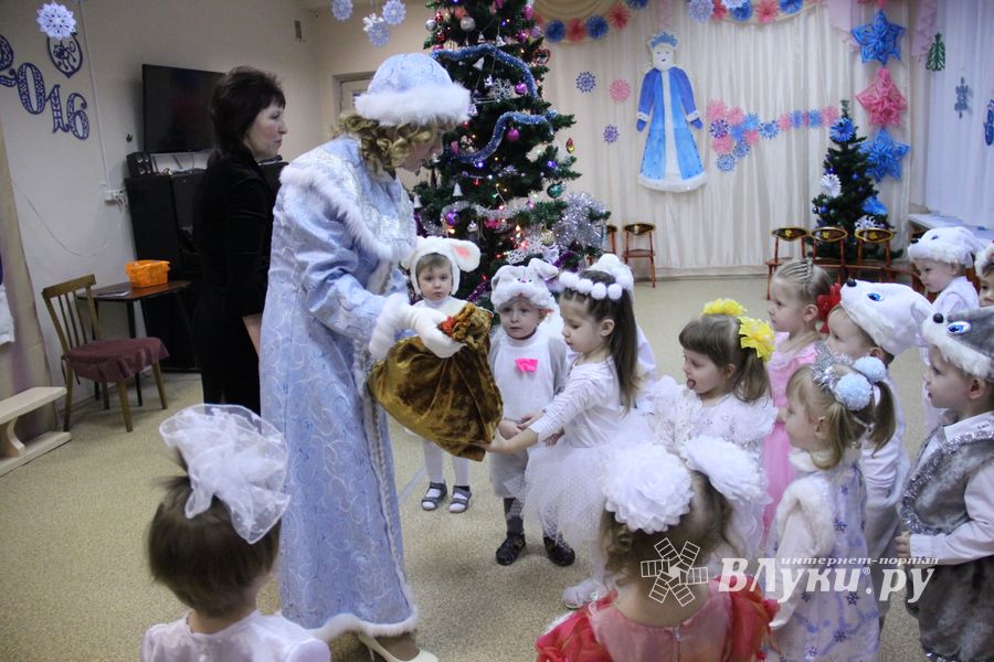 В детских садах Великих Лук полным ходом идут Новогодние утренники